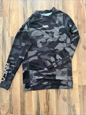 RVCA Men’s Black & Gray Camo Long-Sleeve rash guard